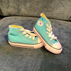 New toddler size 6 high top converse